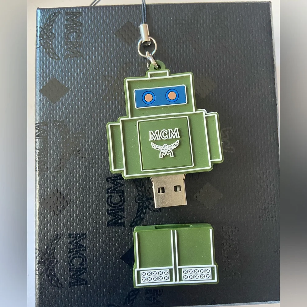 🔥MCM Gifting keychain USB Robot, trendy Gift for your Man or young techie